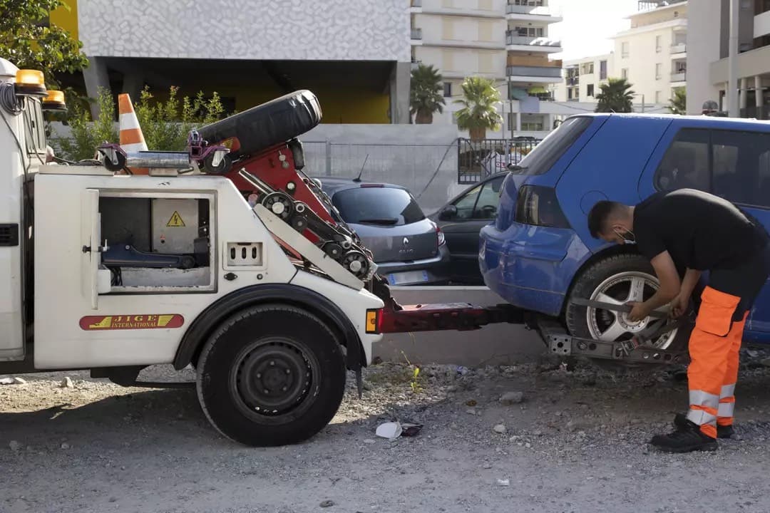Technicien qui dépanne une roue de voiture sur place à Paris