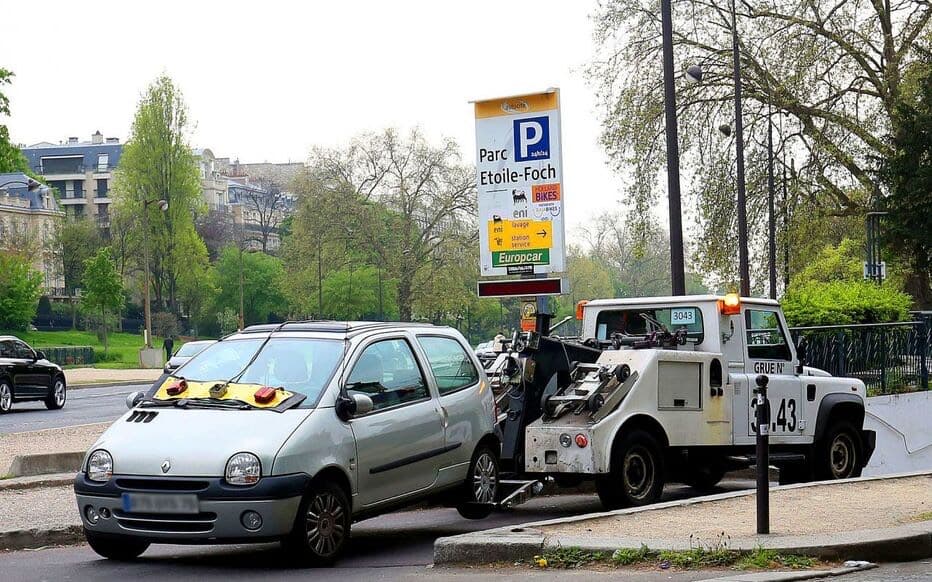 Remorquage d'un véhicule à Paris, place de l'Étoile