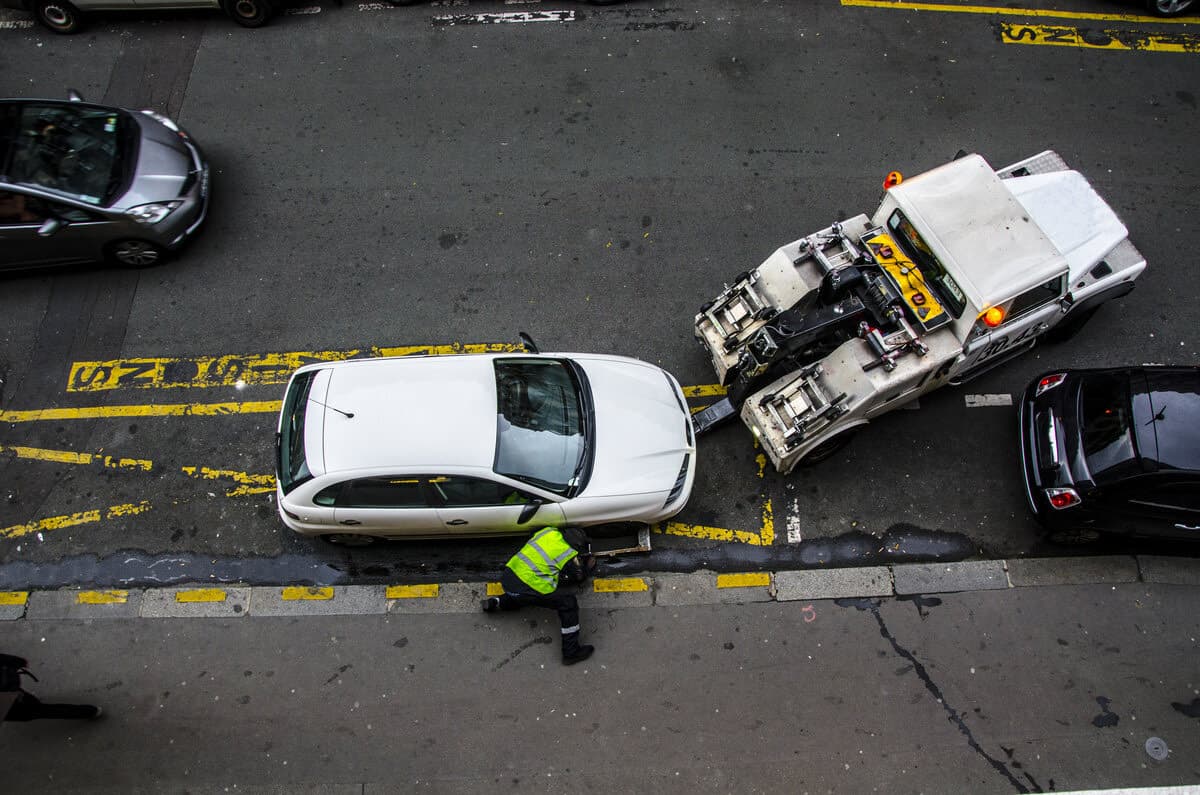Dépanneuse en intervention pour remorquer une voiture à Paris